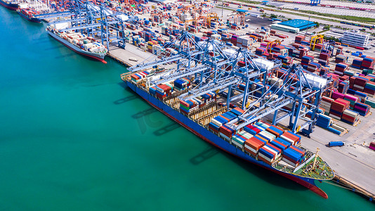 商业码头的鸟瞰集装箱船，公司进出口全球商业贸易物流和集装箱货船运输，货运海港码头。