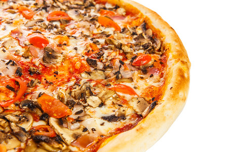 美味的经典意大利比萨饼 Carbonara 的碎片，配火腿、西红柿、蘑菇和奶酪