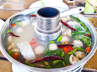 在火锅中供应泰式辣鱼汤