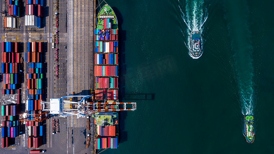 集装箱船运载集装箱箱进出口到商业港口，全球商业货运商业贸易物流和集装箱船在全球范围内的海外运输。