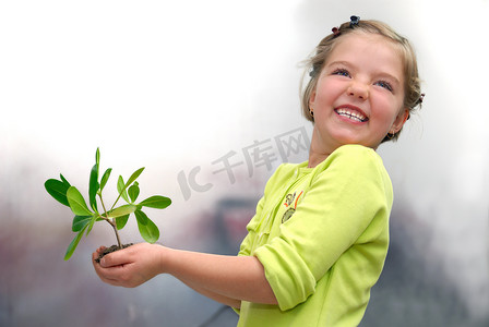 拿着小植物的小女孩