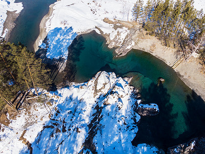 冬天冬季卡通摄影照片_冬季蓝色湖泊的鸟瞰图