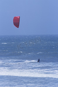 冲浪海上摄影照片_海上风筝冲浪的人