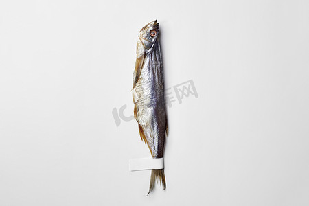 盐渍风干剑鱼，尾巴上有纸标签，与白色隔离