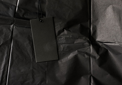 薄纸上的黑色标签作为奢侈品购物平台、可持续时尚和品牌标签概念