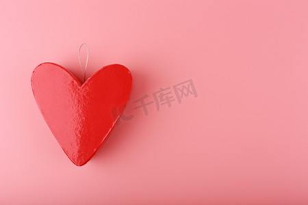 在桃红色背景的心形的红色礼物盒与拷贝空间。