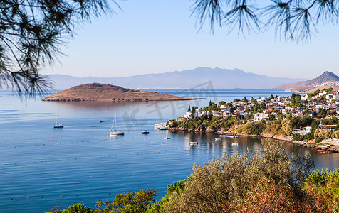 爱琴海海岸线，拥有美妙的蓝色海水、丰富的自然、岛屿、山脉和白色小房子