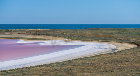 粉红色湖 Koyash 的盐水和盐被微藻杜氏盐藻染色，以其抗氧化特性而闻名，富含 β-胡萝卜素的水，用于医药和水疗。