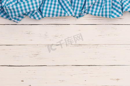 厨房桌面背景摄影照片_白色木桌面背景纹理，配有质朴的蓝色桌布
