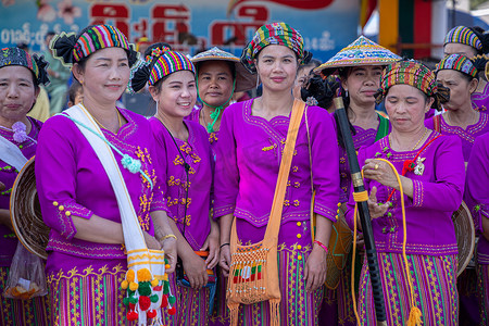 掸族或傣族（居住在缅甸和泰国部分地区的族群）身着部落服饰在掸族新年表演本土舞蹈