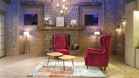 乌克兰，基辅 — 2020年6月10日。一栋大房子的现代客厅配有厨房、壁炉、绿色沙发和红色软椅、通往二楼的台阶、冰灯和灯具、装饰元素