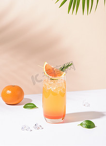 冷清清爽的橙色冲床鸡尾酒，颜色背景上有橙色片。
