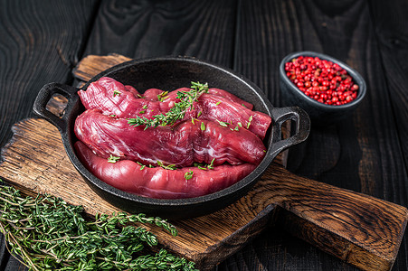 生羊肉里脊肉，乡村平底锅中的羊肉沙朗配百里香。