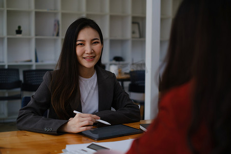 在求职面试中，穿西装的女人介绍自己