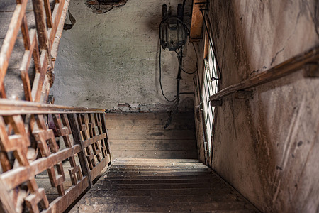 楼梯在一栋废弃的旧房子里