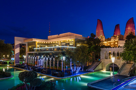 阿塞拜疆建筑摄影照片_霓虹灯突出的建筑中心城市公园的夜景
