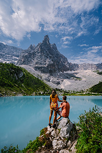 意大利白云岩的 Lago di Sorapis 的早晨，天空晴朗，乳蓝色的湖，索拉皮斯湖，多洛米蒂，意大利