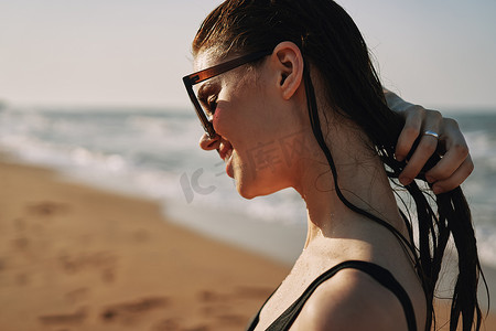 性格开朗的女人黑色泳衣海洋自然夏季晒黑