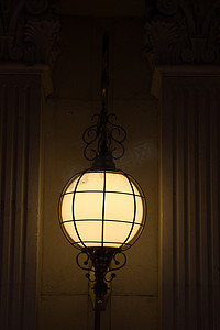 发光灯泡摄影照片_用于室内装饰的老式吸顶灯
