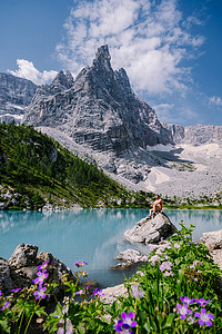 意大利白云岩的 Lago di Sorapis 的早晨，天空晴朗，乳蓝色的湖，索拉皮斯湖，多洛米蒂，意大利