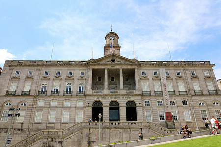 波尔图，葡萄牙 - 2018 年 6 月 21 日：Palacio da Bolsa，证券交易宫是葡萄牙波尔图的一座历史建筑。