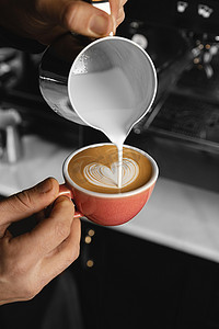 饮料照片摄影照片_特写手倒牛奶咖啡 2.高品质美丽照片概念