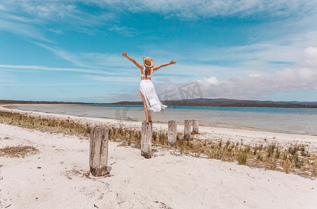 女性快乐自由生活到全旅游海滩概念