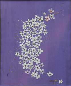 手绘丝绸摄影照片_蓝色丝绸，绘有花朵图案。
