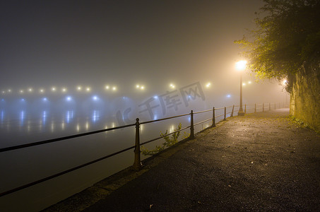 雾中的卢瓦尔河大桥，索米尔，法国
