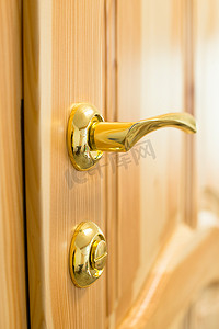 木门上的金色门把手和锁