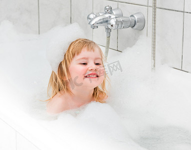 可爱的两岁婴儿在泡沫浴中沐浴
