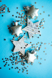 会员摄影照片_蓝色背景上的节日圣诞贺卡概念