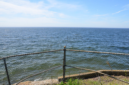 有海水和天空的金属链节围栏