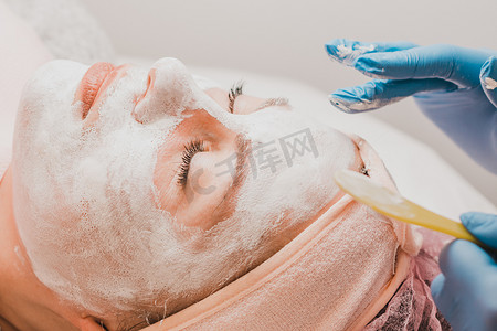 敷在脸上的美白清凉面膜，是洁面后收缩毛孔的面膜。