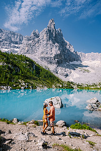 意大利白云岩的 Lago di Sorapis 的早晨，天空晴朗，乳蓝色的湖，索拉皮斯湖，多洛米蒂，意大利