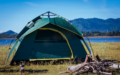 湖边露营绿色帐篷