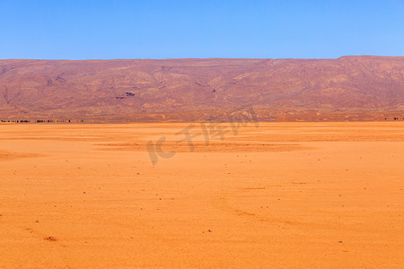 灰尘的旅行摄影照片_摩洛哥沙漠赛道上的轮胎印记