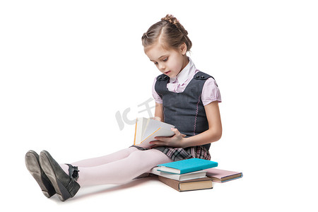 穿着校服的漂亮小女孩，地上放着书