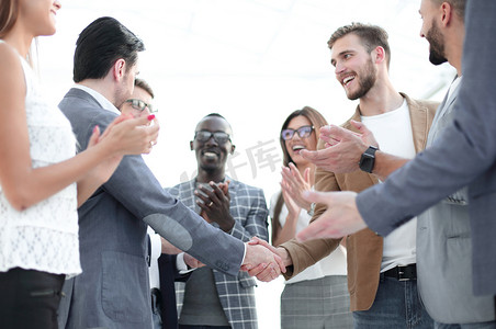 商业伙伴握手和鼓掌的商业团队