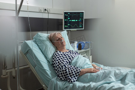 住院输液摄影照片_住院高级女病人通过静脉输液线取药