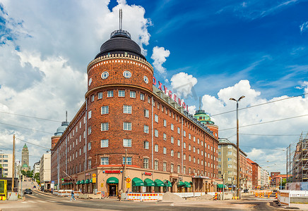 赫尔辛基 — 2019年6月，芬兰：传统斯堪的纳维亚建筑风格的红砖三角形建筑景观。