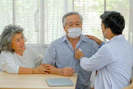 医生给家里的老人和他的妻子进行检查，他的妻子看起来很担心健康。