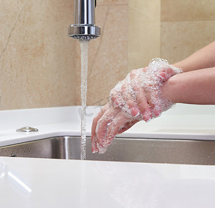 预防三高摄影照片_妇女用抗菌肥皂洗手以预防冠状病毒、卫生以阻止冠状病毒传播
