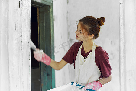 房间装修家居装修中带刷漆的女画家