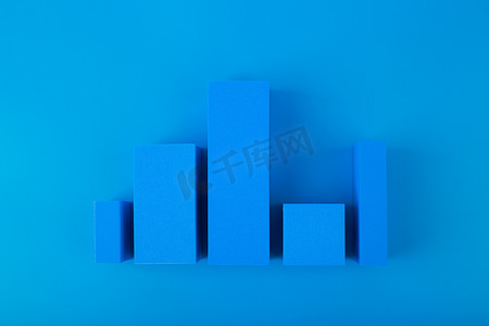 蓝色背景下具有上升和下降动态的蓝色条的业务图表或性能图表