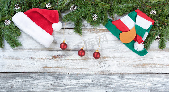 圣诞冷杉树枝和传统装饰的顶部边框