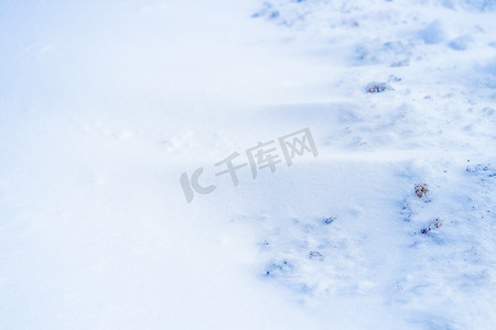 土丘摄影照片_雪风土丘背景。