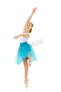 穿着芭蕾舞短裙和足尖鞋的可爱小女孩在白色背景的工作室里跳舞。