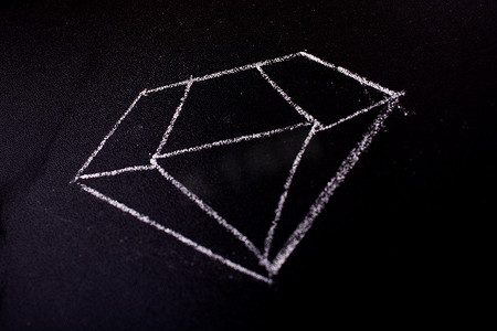 黑板上展示的粉笔画钻石