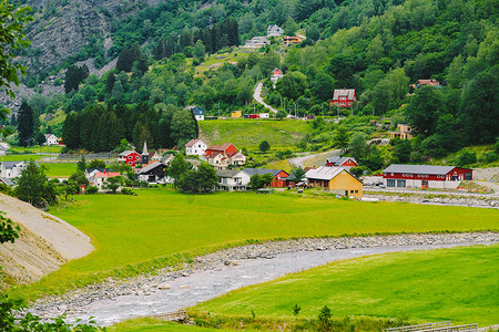 挪威山风景与乡间别墅。